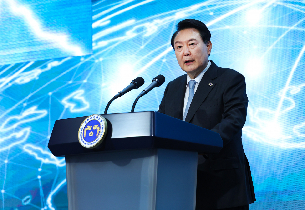 윤석열 대통령이 5일 서울 강남구 역삼동 한국과학기술회관에서 열린 제1회 세계 한인 과학기술인 대회 개회식에서 격려사를 하고 있다. [연합]