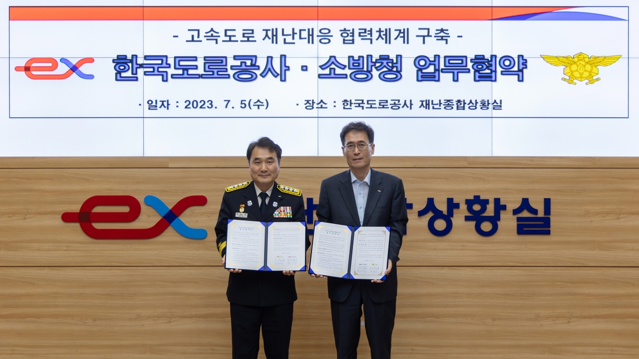 함진규 한국도로공사 사장(오른쪽)과 남화영 소방청장(왼쪽)이 협약 체결 후 기념촬영을 하고 있다. [한국도로공사 제공]