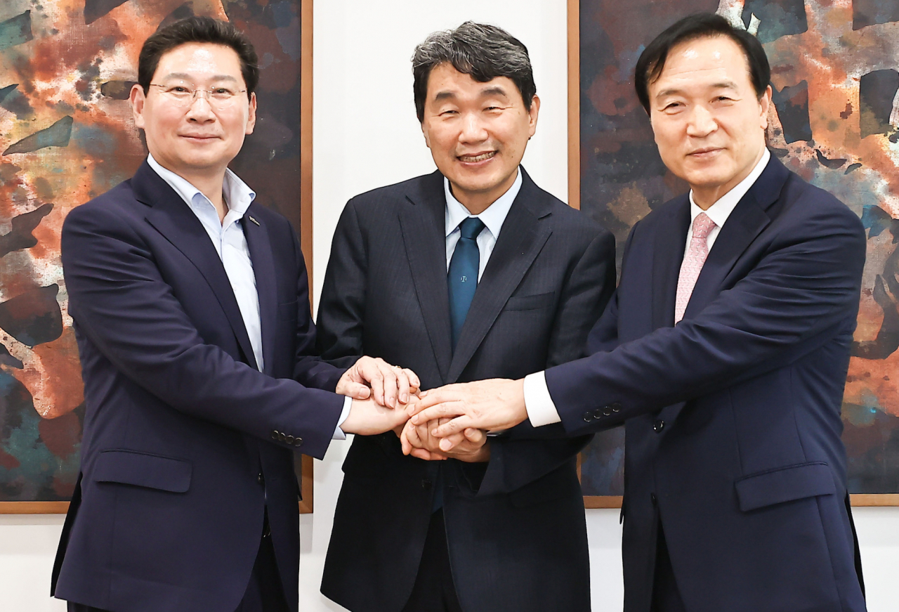 왼쪽부터 이상일 용인특례시장, 이주호 사회부총리 겸 교육부장관, 임태희 경기도교육감[용인시 제공]