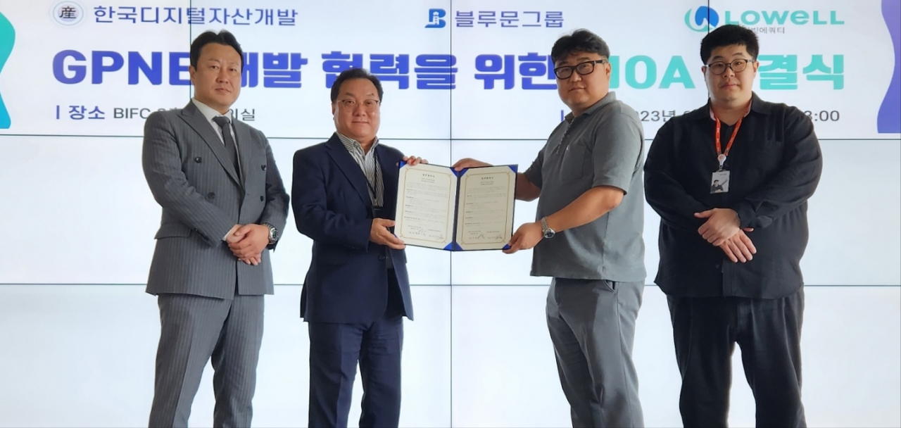 5일 자산유동화전문기업인 한국디지털자산개발과 블록체인 전문기업인 로웰프라이빗에쿼티가 프라이빗NFT거래소 개발을 위한 공식 MOA를 체결하고 있다. (왼쪽부터) 이충남 한국디지털자산개발 부사장, 임창섭 블루문그룹 대표, 이해영 로웰프라이빗에쿼티 고문, 양건모 팀장. [사진=한국디지털자산개발]