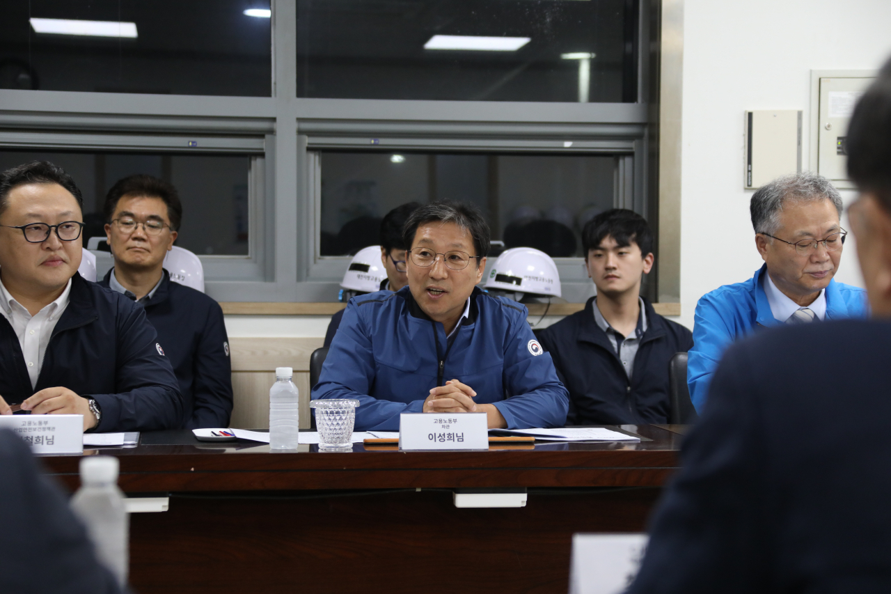 이성희 고용노동부 신임 차관이 5일 대전 대덕구 CJ대한통운 대전 허브 물류터미널을 찾아 온열질환 대비 점검을 하고 있다. [고용노동부 제공]