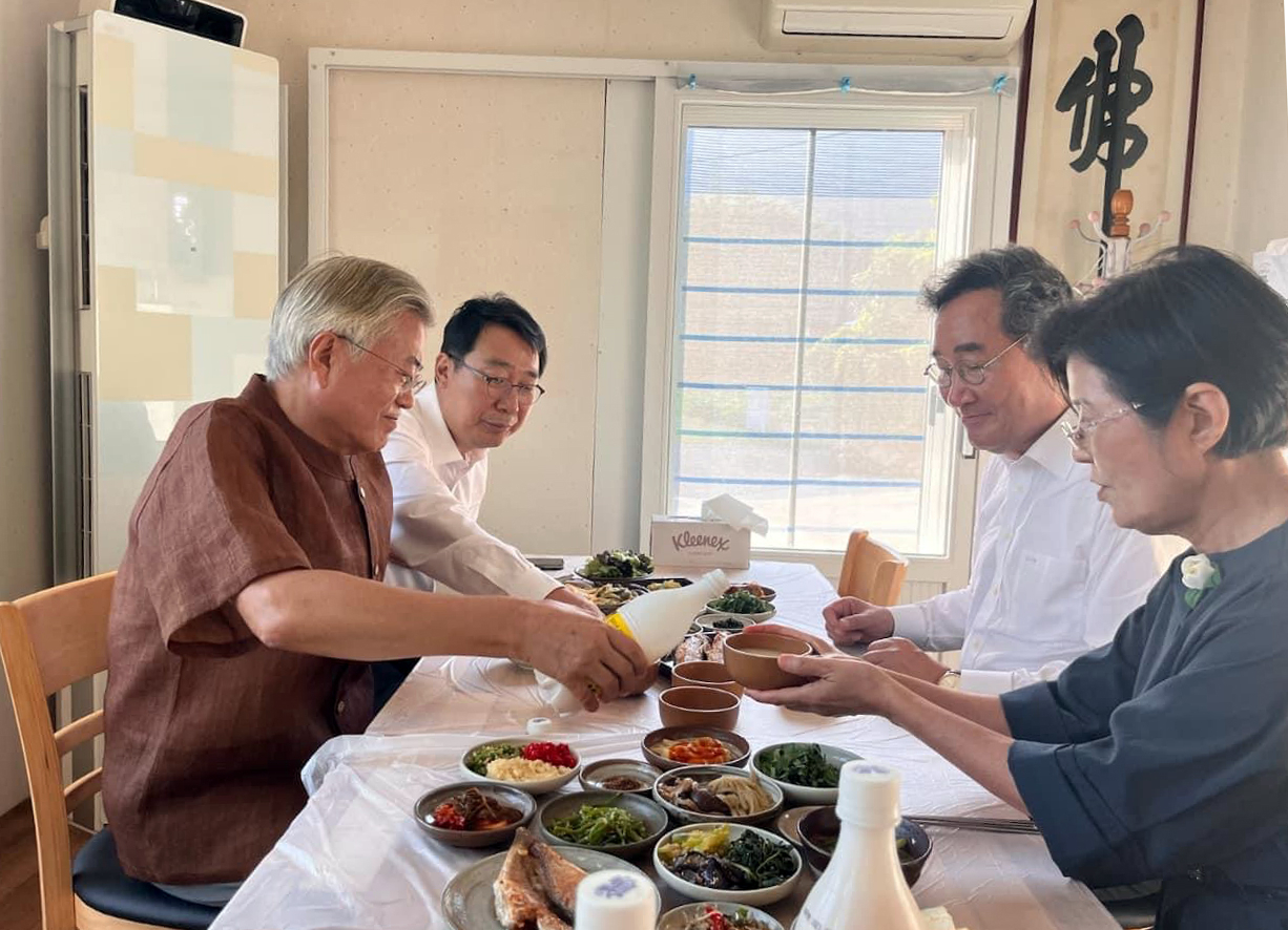 문재인 전 대통령이 5일 오후 경남 양산시 하북면 평산마을 자신의 사저에서 이낙연 전 총리와 이 전 총리 부인 김숙희 씨, 윤영찬 의원과 막걸리를 곁들인 저녁 식사를 하고 있다. [이낙연 SNS]