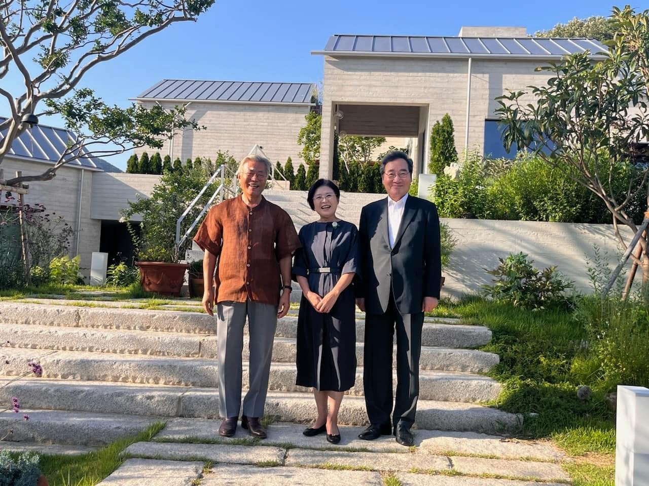 문재인 전 대통령이 5일 오후 경남 양산시 하북면 평산마을 자신의 사저에서 이낙연 전 총리와 이 전 총리 부인 김숙희 씨와 기념 촬영하고 있다. [이낙연 SNS]