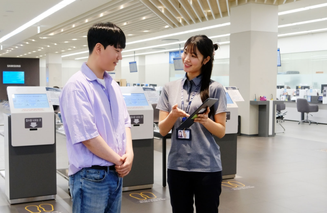 삼성전자서비스 휴대폰 엔지니어가 스마트폰 상담을 진행하는 모습.[삼성전자서비스 제공]