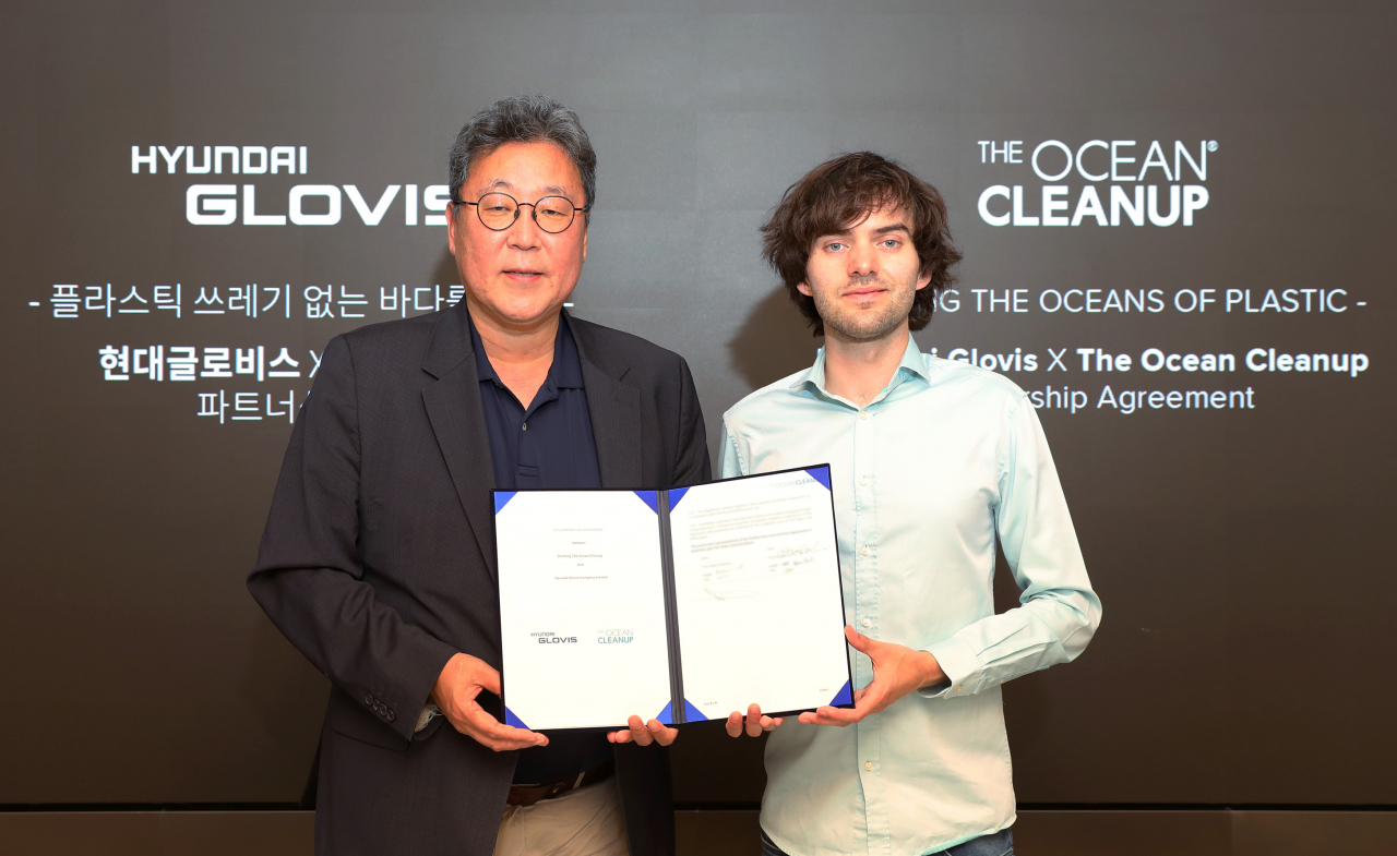 이규복(왼쪽) 현대글로비스 대표와 보얀 슬랫 오션클린업 CEO가 파트너십 체결 후 기념촬영을 하고 있다. [현대글로비스 제공]