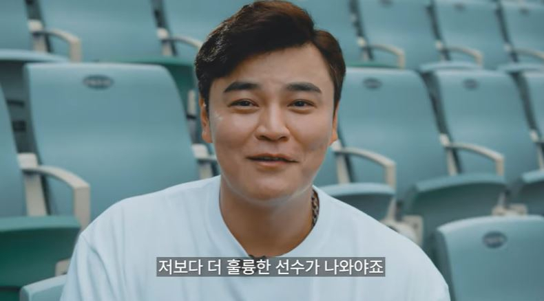 프로야구 SSG랜더스 선수 추신수 씨가 신세계푸드와 함께하는 유소년 야구 지원 프로젝트를 설명하고 있다. [신세계푸드 유튜브 캡처]