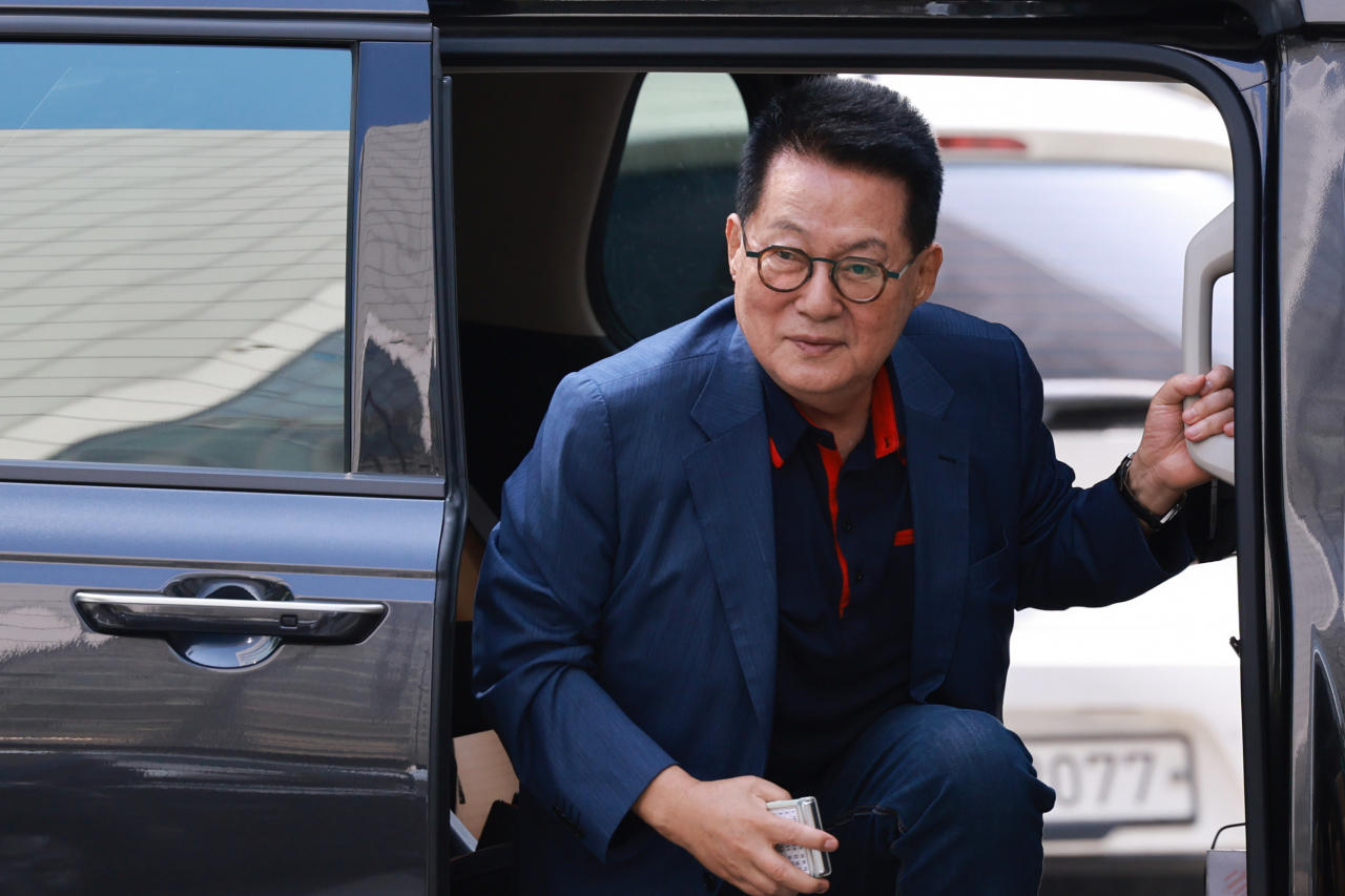 재임 시절 채용 비리 의혹으로 수사를 받는 박지원 전 국가정보원장이 1일 오전 서울 마포구 반부패·공공범죄수사대에 출석하고 있다. [연합]