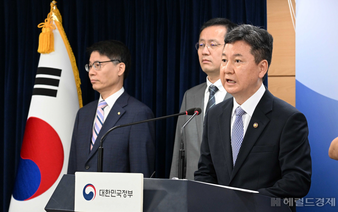 한창섭 행정안전부 차관이 6일 오전 정부서울청사에서 새마을금고 건전성에 대한 우려에 대한 브리핑을 하고 있다. 이상섭 기자