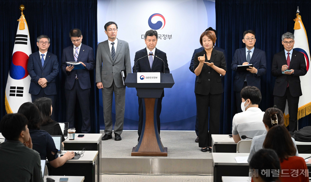 한창섭 행정안전부 차관이 6일 오전 정부서울청사에서 새마을금고 건전성에 대한 우려에 대한 브리핑을 하고 있다. 한 차관은 "범정부 대응단을 구성해 새마을금고 예수금 동향을 실시간 밀착 모니터링하고 위험요인에 대해 적극 논의·대응하고 있다"고 밝혔다. 이상섭 기자