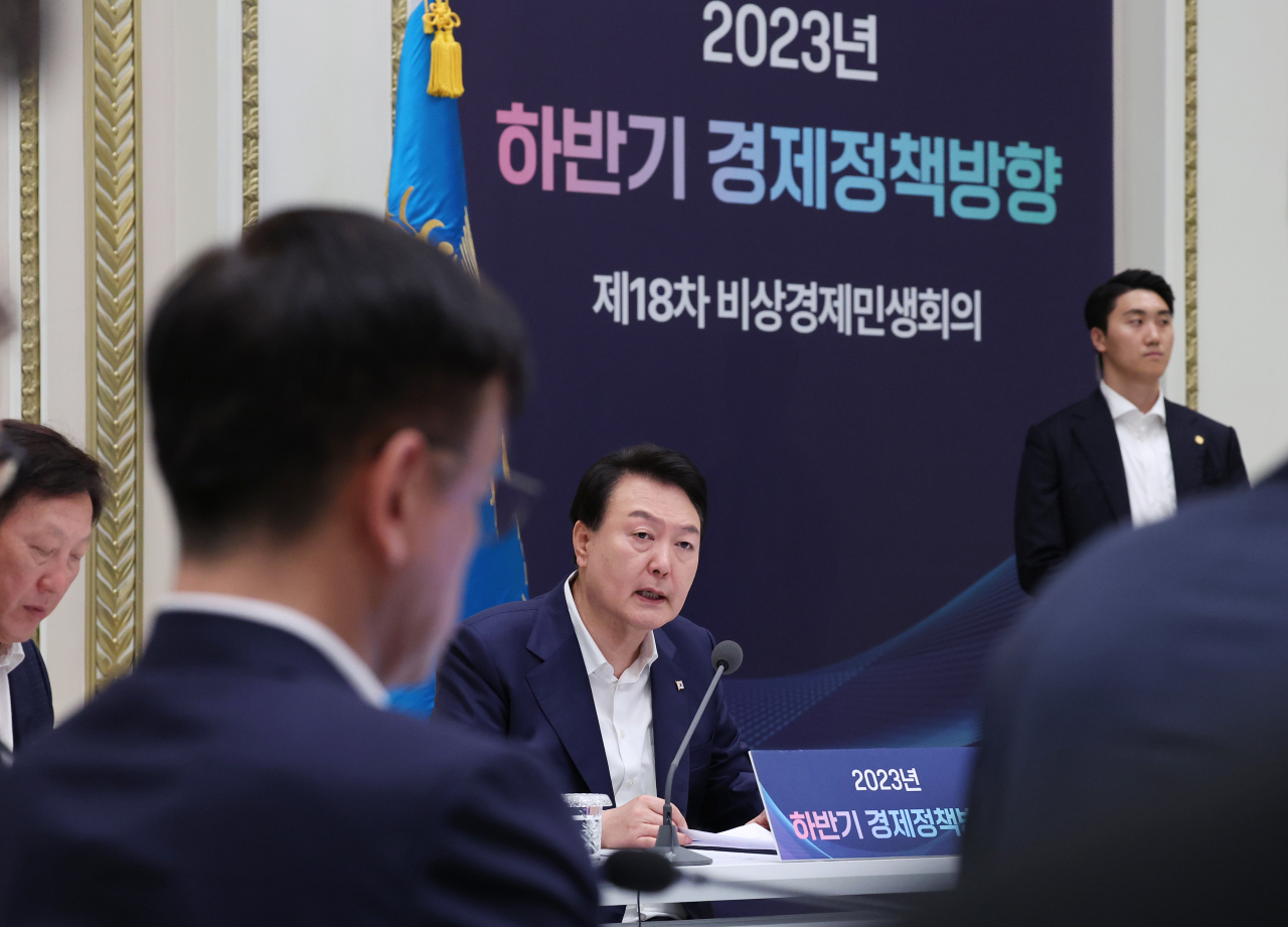 윤석열 대통령이 지난 4일 하반기 경제정책방향 회의에서 “기업인의 투자 결정을 막는 결정적 규제, ‘킬러 규제’를 팍팍 걷어내라”고 언급했다. [연합]