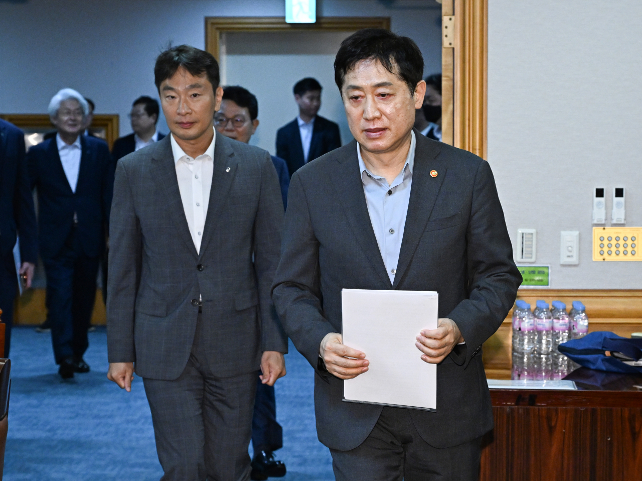 김주현(오른쪽) 금융위원장과 이복현 금감원장이 5일 서울 중구 전국은행연합회에서 열린 은행지주회장 간담회에 참석하기 위해 들어서던 모습. 임세준 기자