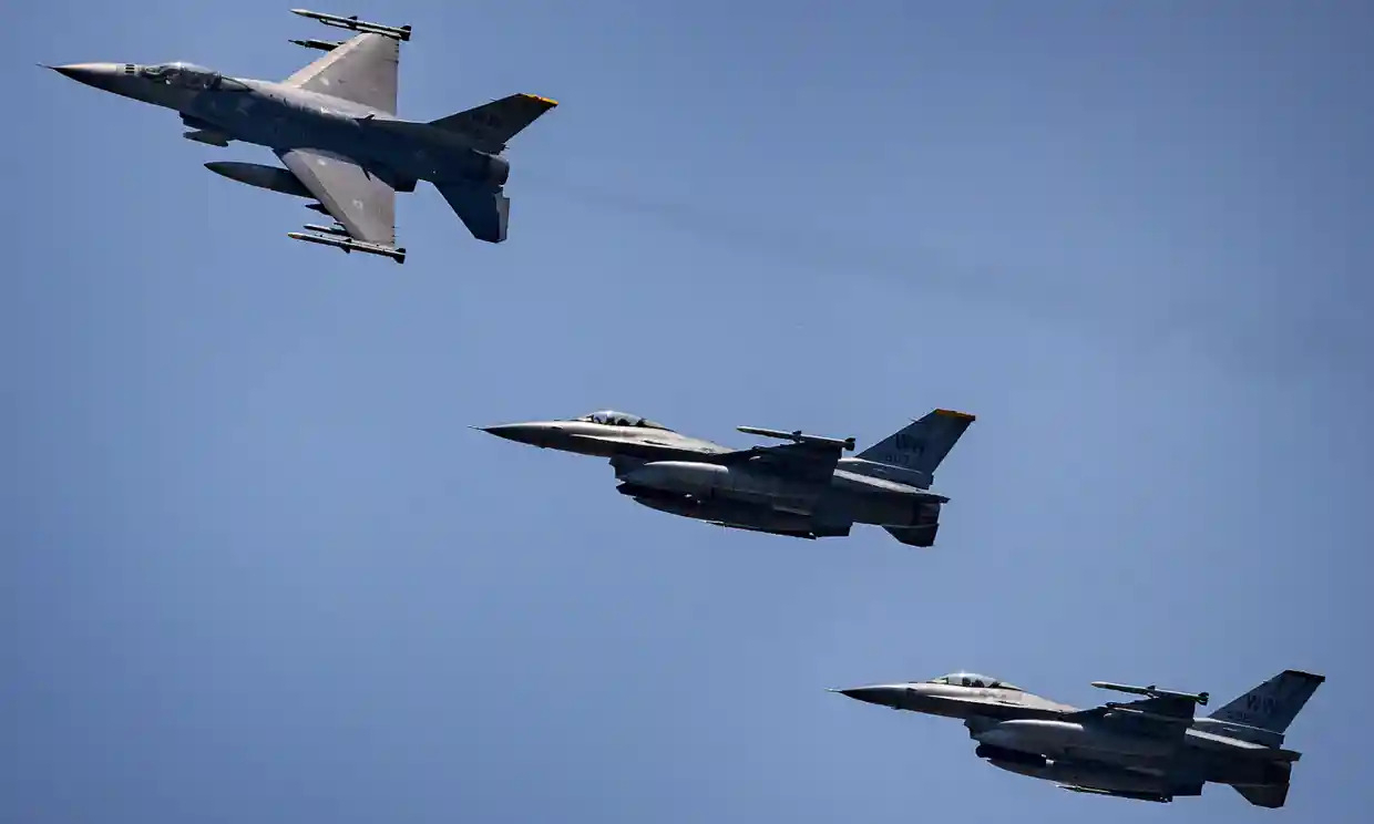 리시 수낙 영국 총리는 우크라이나의 F-16 전투기 조달을 돕기로 약속했다.[로이터]