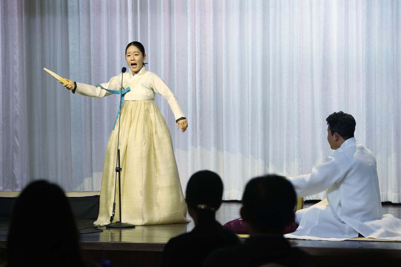 5일 오전 서울 성북구 삼청각에서 열린 '2023 전주세계소리축제 프로그램 발표회 프레스 컨퍼런스'에서 소리꾼 김율희가 판소리 무대를 선보이고 있다. [연합]