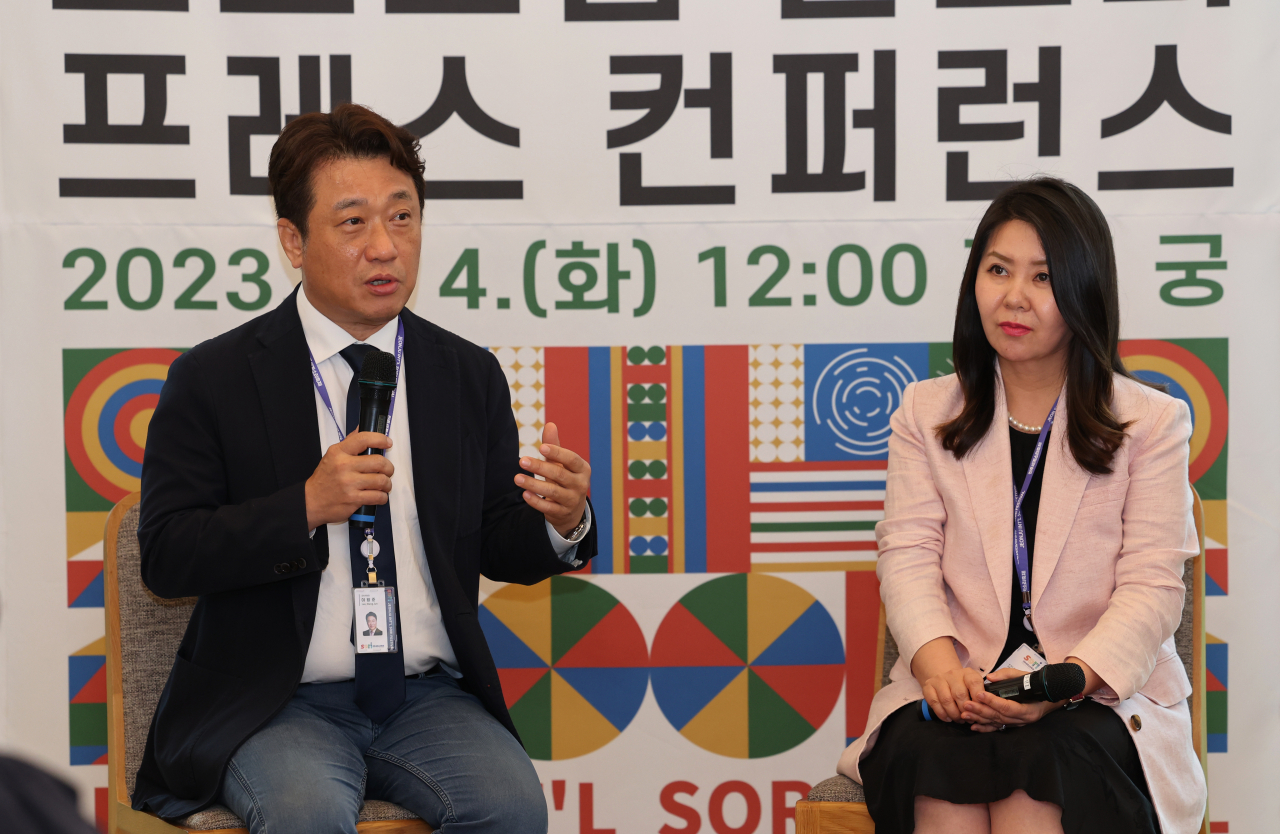 4일 전북 전주에서 열린 2023 전주세계소리축제 프로그램 발표회에서 이왕준 조직위원장(왼쪽)과 김희선 집해위원장이 취재진에게 프로그램에 대해 설명하고 있다. [연합]