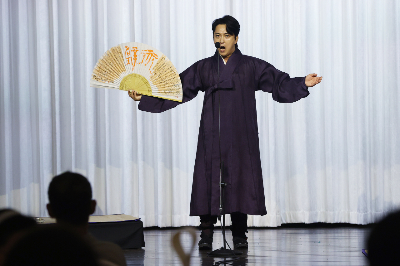 5일 오전 서울 성북구 삼청각에서 열린 '2023 전주세계소리축제 프로그램 발표회 프레스 컨퍼런스'에서 소리꾼 이봉근이 판소리 무대를 선보이고 있다. 연합뉴스