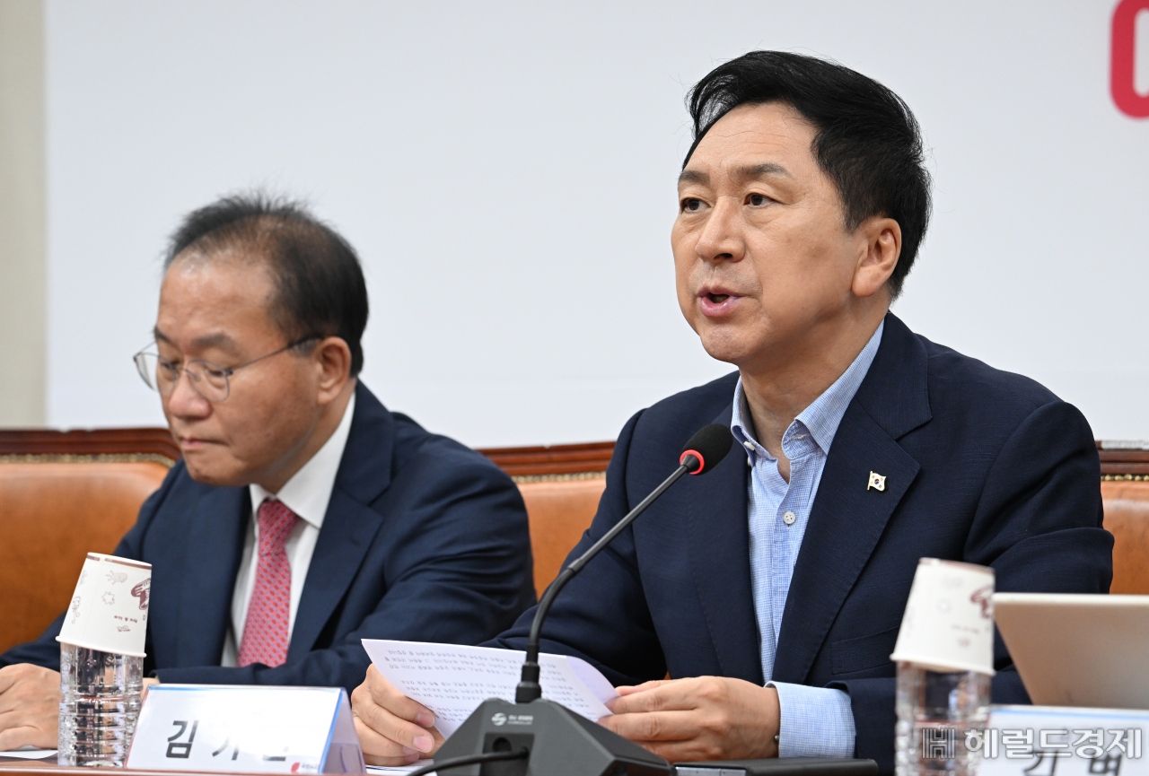 김기현(오른쪽) 국민의힘 대표가 6일 서울 영등포구 여의도 국회에서 열린 최고위원회의에 참석해 발언하고 있다. 임세준 기자