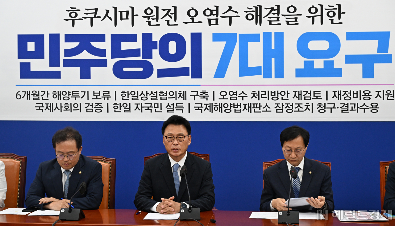박광온(가운데) 더불어민주당 원내대표가 6일 서울 영등포구 여의도 국회에서 열린 정책조정회의에 참석해 발언하고 있다. 임세준 기자