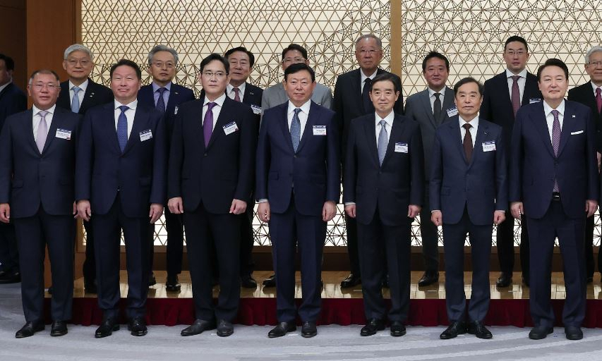 지난 3월 17일 도쿄 게이단렌(일본경제단체연합회) 회관에서 열린 한일 비즈니스라운드 테이블에서 윤석열(앞줄 오른쪽부터) 대통령과 함께 김병준 전국경제인연합회 회장 대행, 김윤 삼양그룹 회장, 신동빈 롯데그룹 회장, 이재용 삼성전자 회장, 최태원 SK그룹 회장, 정의선 현대자동차그룹 회장, 구광모(뒷줄 오른쪽 두번째부터) LG그룹 회장, 이웅열 코오롱그룹 명예회장, 류진 풍산그룹 회장, 조현준 효성그룹 회장 등이 촬영을 하고 있다. [연합]