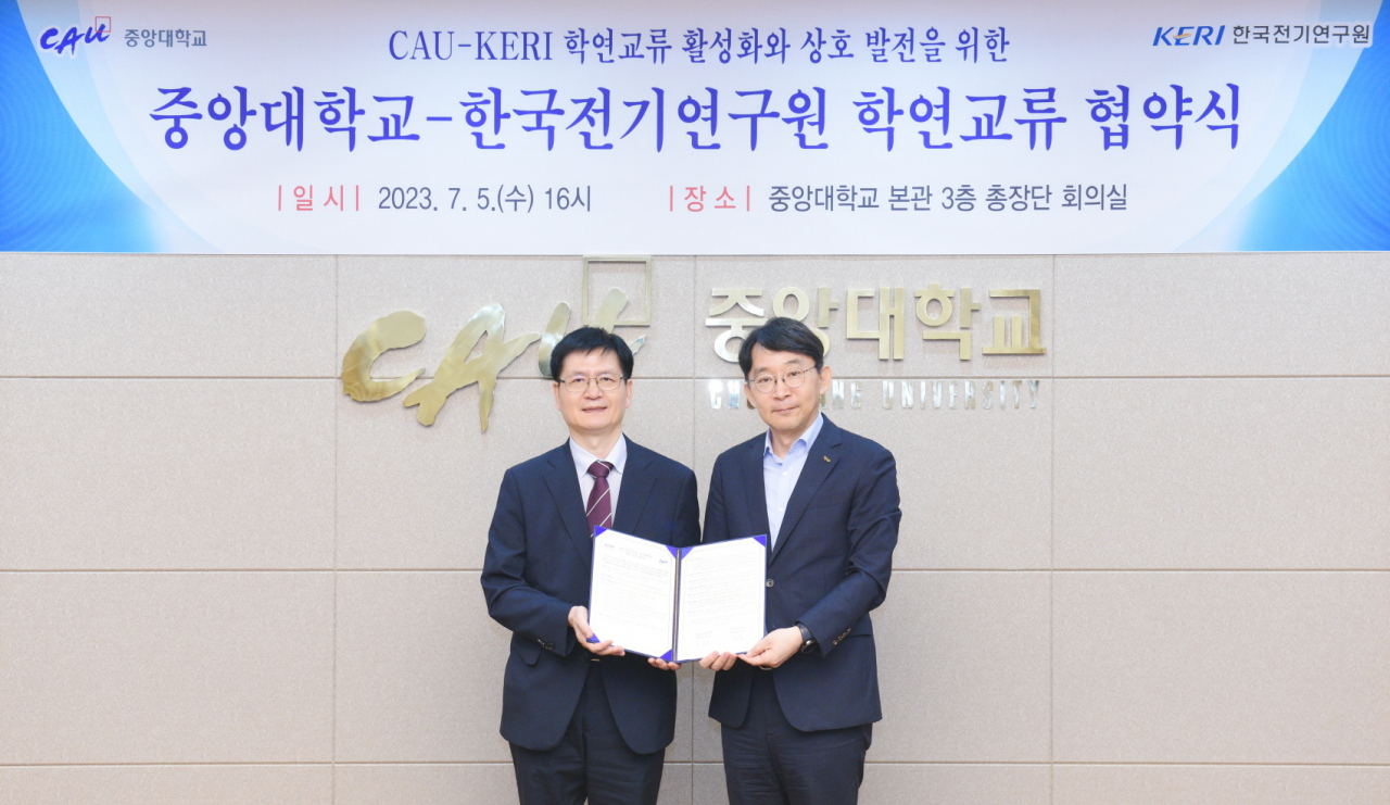 김남균(왼쪽) 한국전기연구원 원장과 박상규 중앙대 총장이 업무협약 체결 후 기념촬영을 하고 있다.[한국전기연구원 제공]