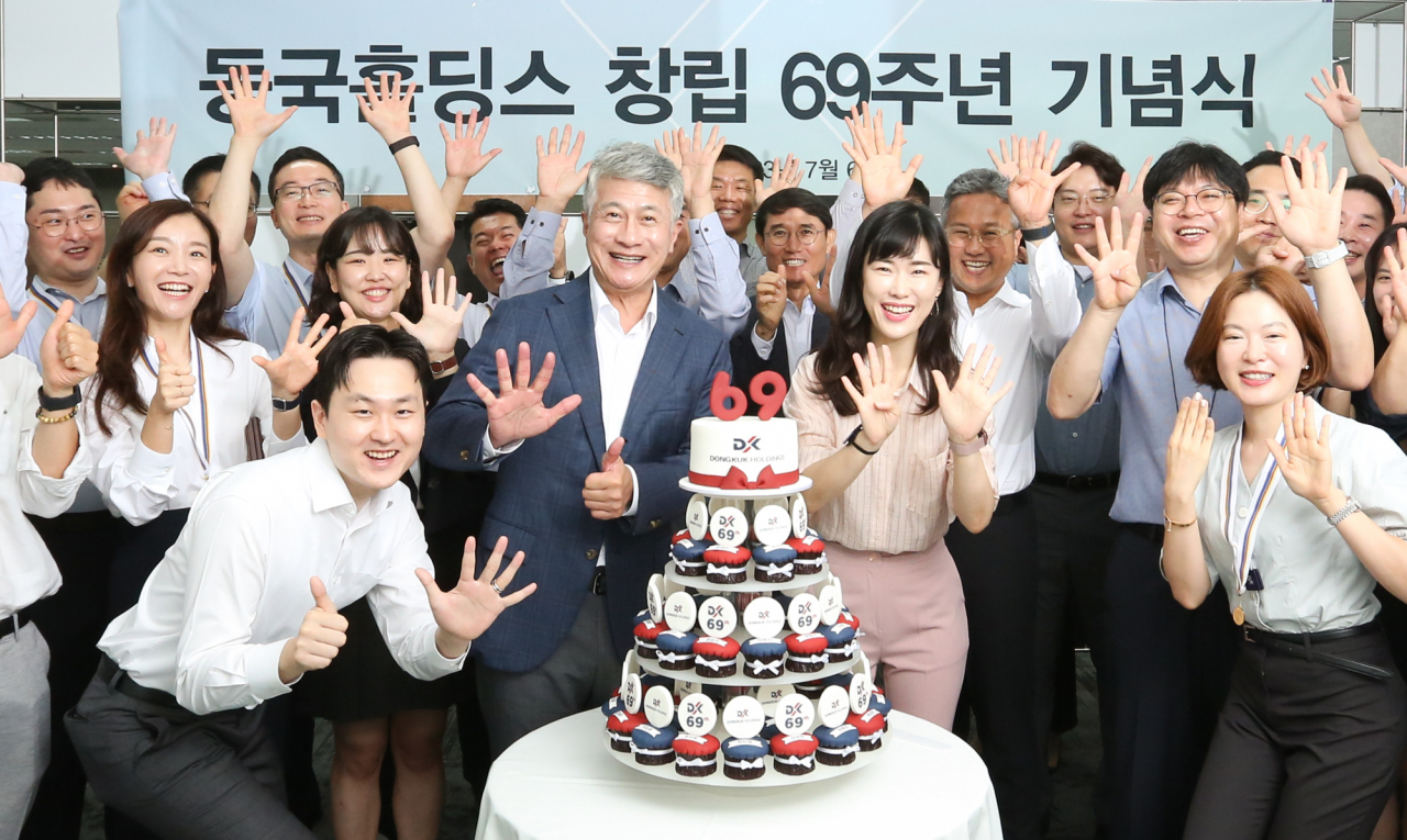 장세욱 동국홀딩스 부회장이 서울 수하동 페럼타워에서 열린 동국홀딩스 창립 69주년 행사에서 이 임직원과 기념사진을 촬영하는 모습. [동국홀딩스 제공]