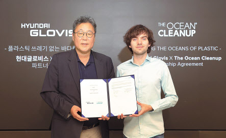 이규복(왼쪽) 현대글로비스 대표와 보얀 슬랫 오션클린업 CEO가 파트너십 체결 후 기념촬영을 하고 있다. [현대글로비스 제공]