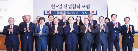 김병준(앞줄 왼쪽 네번째부터) 전경련 회장직무대행, 이창양 산업통상자원부 장관, 도쿠라 마사카즈 경단련 회장을 비롯한 주요 내빈들이 6일 서울 영등포구 전경련회관 컨퍼런스센터에서 열린 ‘한-일 산업협력 포럼’에 참석해 기념촬영을 하고 있다. [전경련 제공]