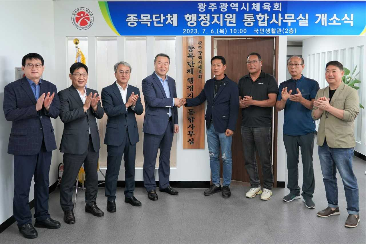 6일 종목단체 행정지원 통합사무실 개소 현판식 기념사진(좌부터 체육회 문부홍, 강필오, 김영삼, 전갑수 회장, 종목단체 전무이사 박도성(승마), 신승구(수중·핀수영), 김대영(궁도), 박병석(야구)