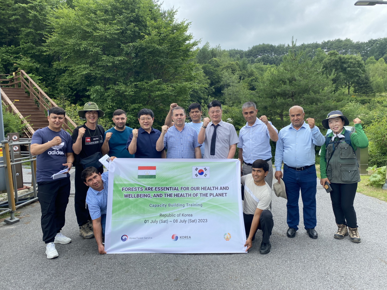 한-타지키스탄 산림협력사업단, 백두대간수목원 방문(왼쪽 다섯번째, 타지키스탄 산림청장)