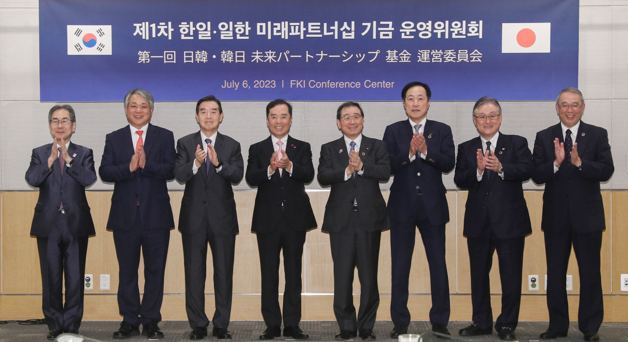 6일 서울 영등포구 전경련회관 컨퍼런스센터에서 열린 ‘제1차 한일·일한 미래파트너십 기금 운영위원회’에서 구보타 마사카즈(왼쪽부터) 경단련 사무총장, 배상근 전경련 전무, 김윤 삼양홀딩스 회장, 김병준 전경련 회장직무대행, 도쿠라 마사카즈 경단련 회장, 사토 야스히로 미즈호파이낸셜그룹 특별고문, 히가시하라 히타치제작소 회장, 엔도 노부히로 일본전기 특별고문.[전경련 제공]