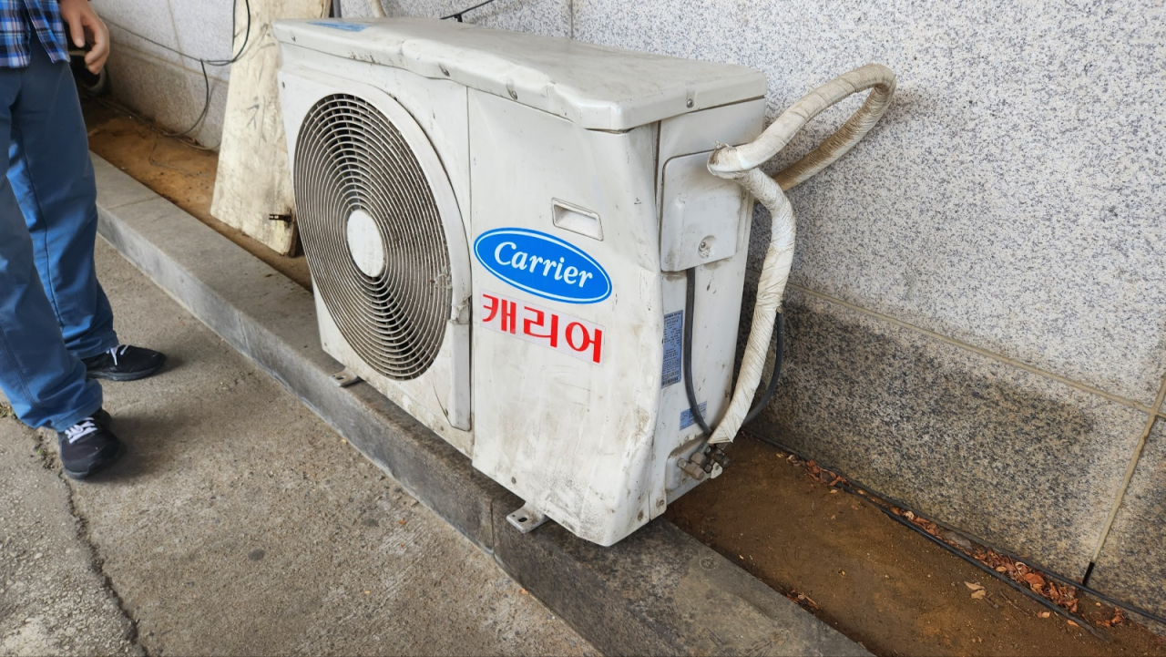 무더위 쉼터 실외기가 찌그러져 있다. 안효정 기자.