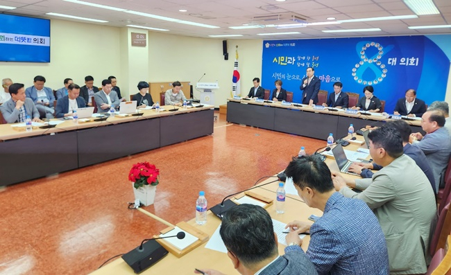 6일 오전 여수시의회 8대 의원들이 출범 1주년 기자회견을 열고 있다. /박대성 기자.