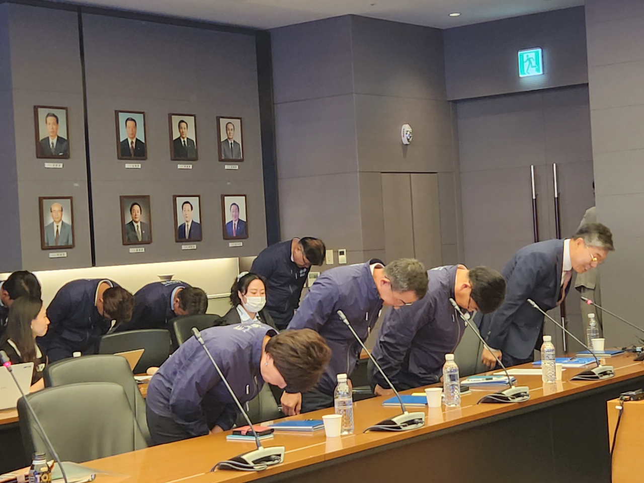 황병우 대구은행장과 임원들이 6일 오전 대구 수성구 대구은행 본점 콘퍼런스홀에서 시중은행 전환과 관련해 기자 간담회를 진행한 뒤 참석자들에 인사를 하고 있다. 김광우 기자.