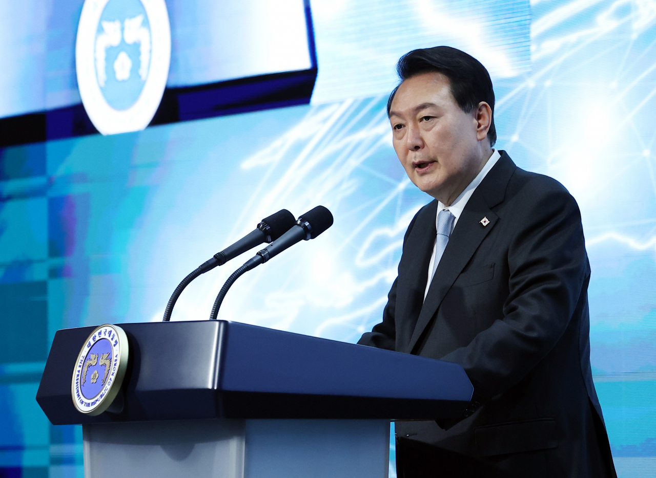 윤석열 대통령이 5일 서울 강남구 역삼동 한국과학기술회관에서 열린 제1회 세계 한인 과학기술인 대회 개회식에서 격려사를 하고 있다. [연합]