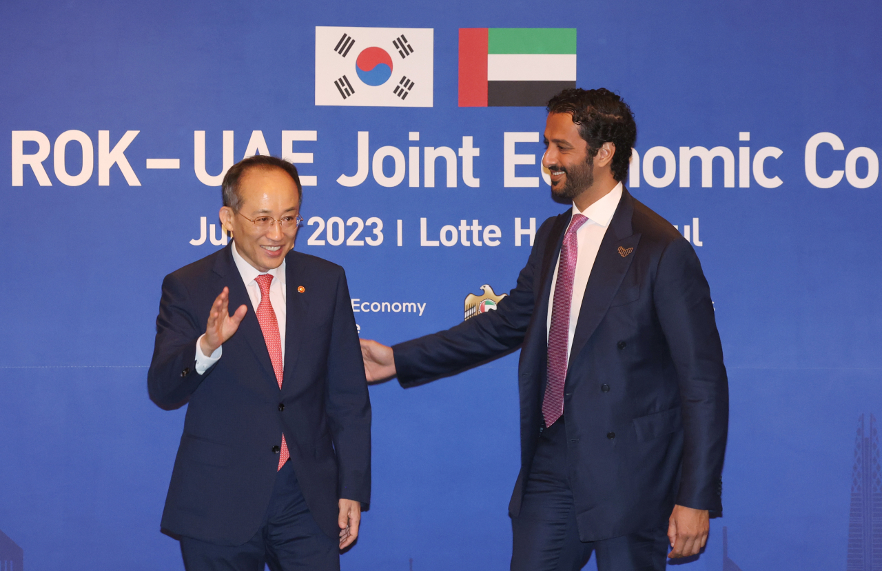 6일 소공동 롯데호텔에서 열린 제8차 한-UAE 경제공동위원회 회의를 앞둔 추경호 경제부총리 겸 기획재정부 장관과 압둘라 빈 UAE 경제부 장관이 인사를 하고 있다. 연합뉴스