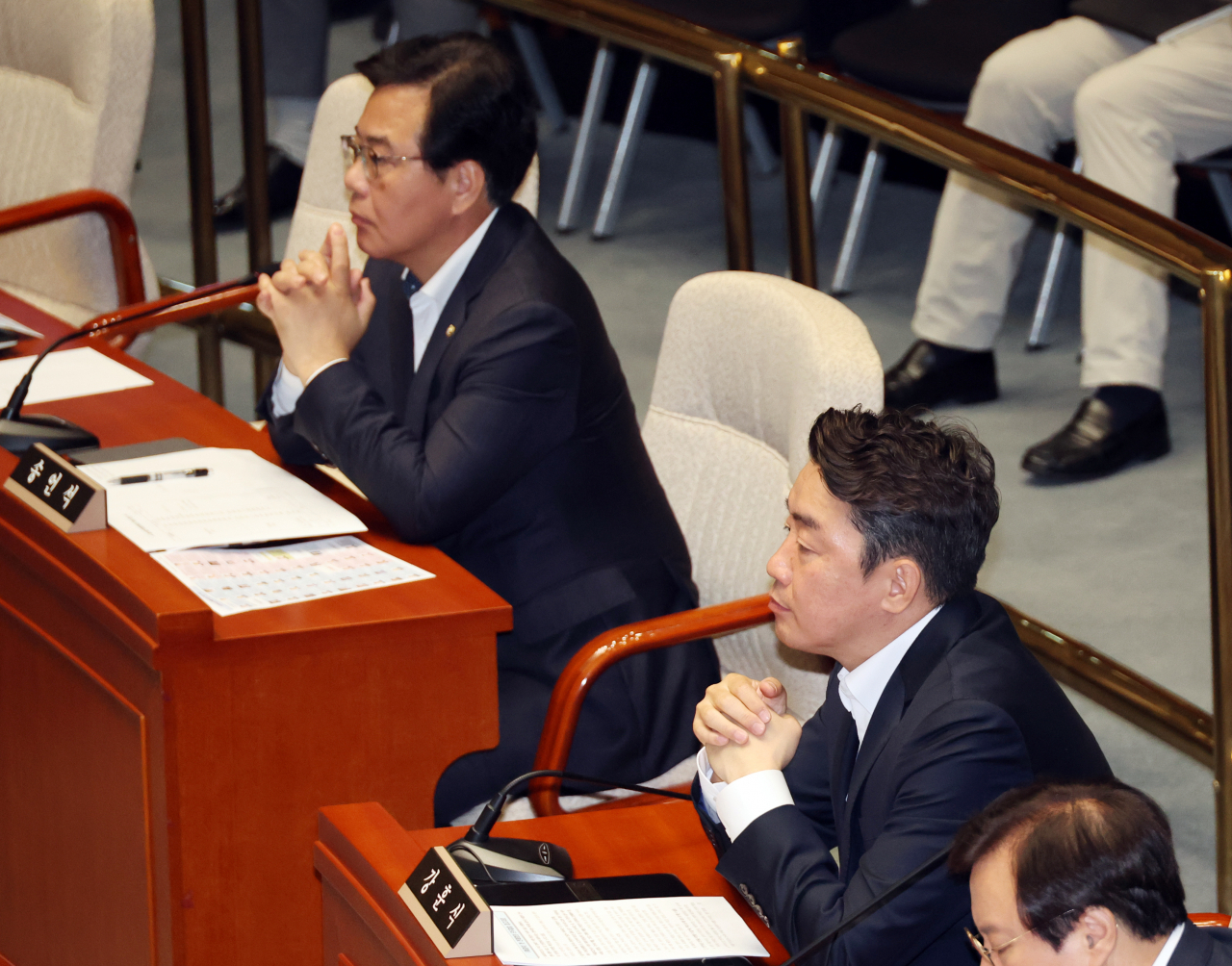 6일 국회 예결위에서 여야 간사로 선임된 송언석, 강훈식 의원이 위원장의 발언을 듣고 있다. [연합]