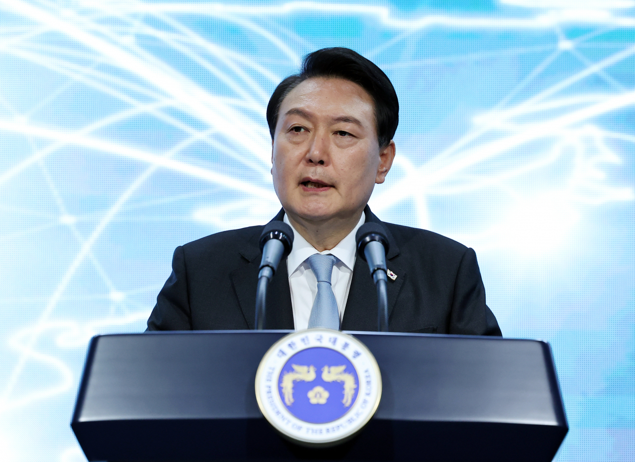 윤석열 대통령이 5일 서울 강남구 역삼동 한국과학기술회관에서 열린 제1회 세계 한인 과학기술인 대회 개회식에서 격려사를 하고 있다. [연합]
