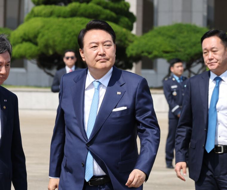 윤석열 대통령이 프랑스·베트남 방문을 위해 지난달 19일 성남 서울공항에 도착해 걷고 있는 모습. [연합]