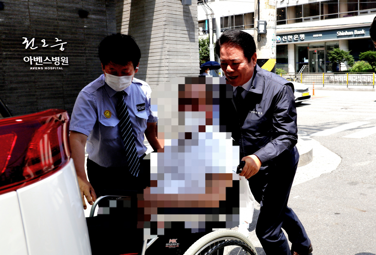최대호 안양시자이 승하차를 지원하고있다.[안양시 제공]