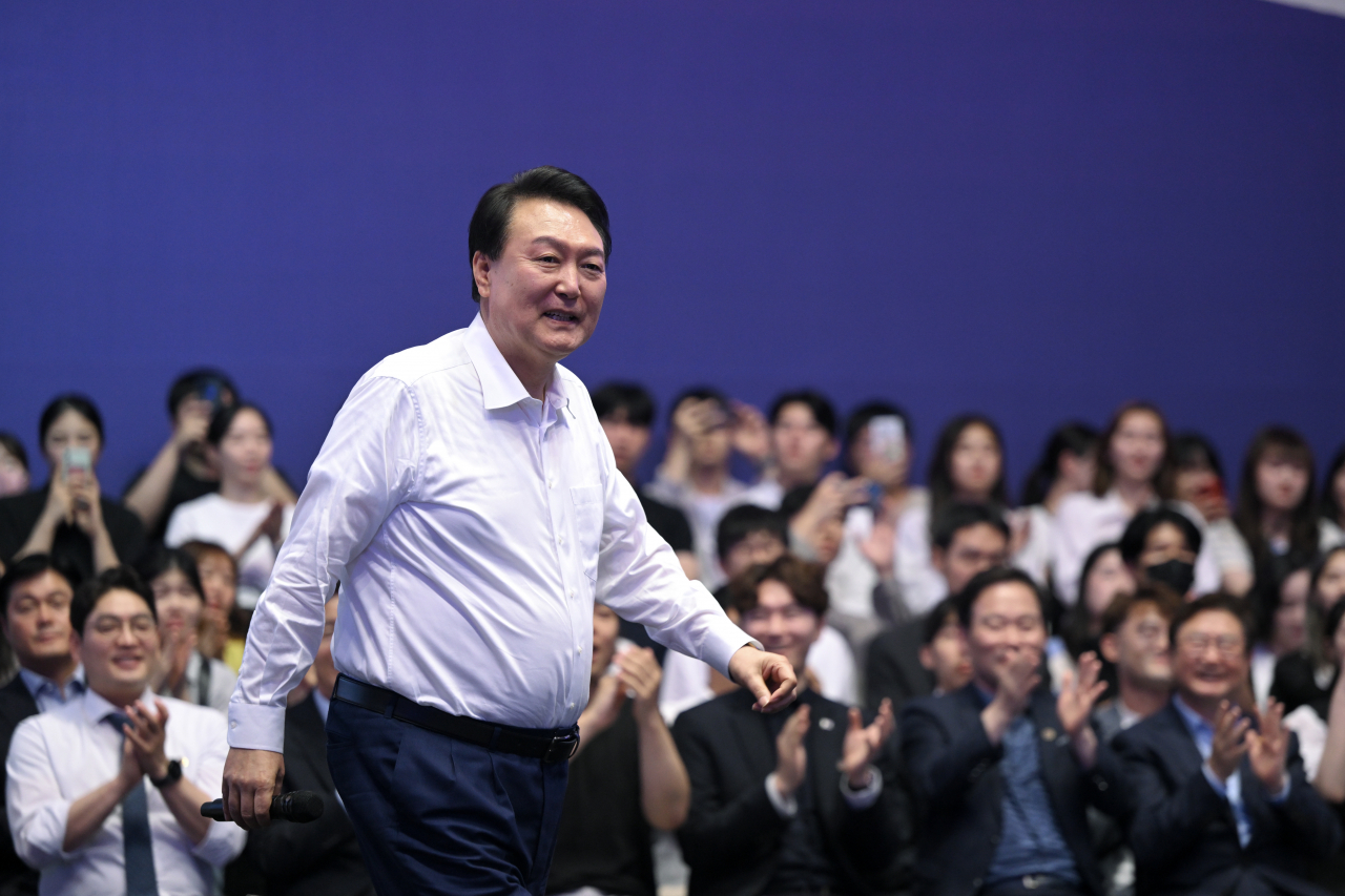 윤석열 대통령이 6일 서울 서초구 플로팅아일랜드 컨벤션홀에서 열린 청년정책 점검회의에서 발언하기 위해 나서고 있다. [연합]
