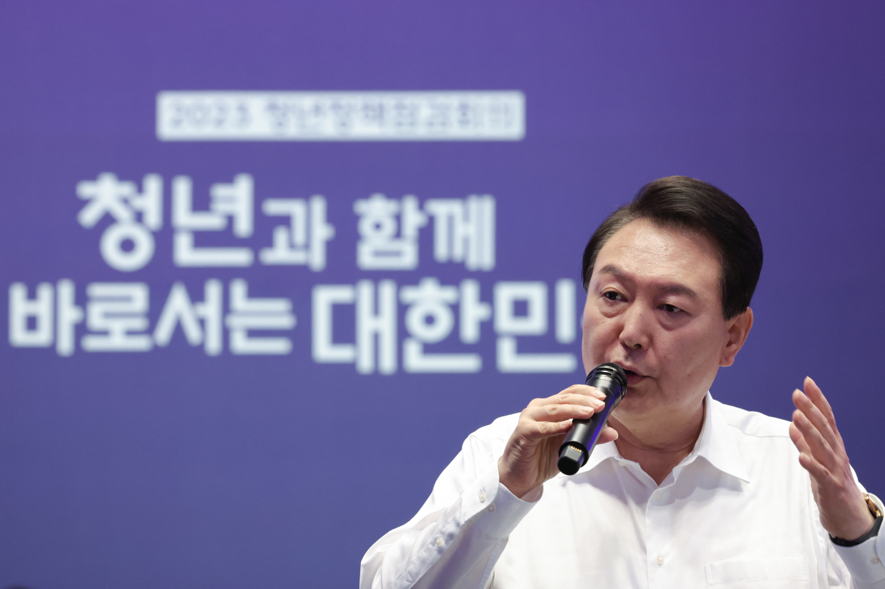 윤석열 대통령이 지난 6일 서울 서초구 플로팅아일랜드 컨벤션홀에서 열린 청년정책 점검회의에서 발언하고 있다. [연합]