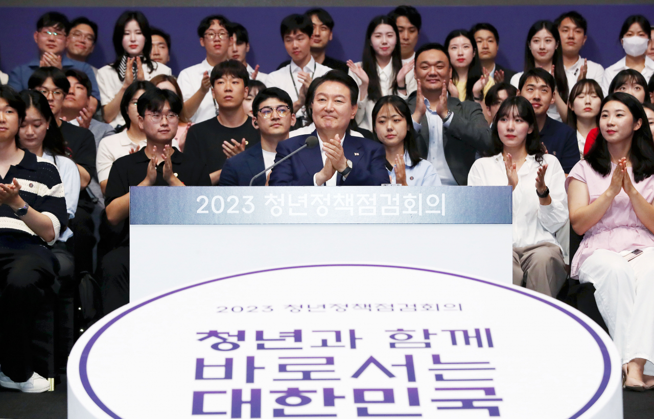 윤석열 대통령이 6일 서울 서초구 플로팅아일랜드 컨벤션홀에서 열린 청년정책 점검회의에서 청년들과 함께 박수치고 있다. [연합]