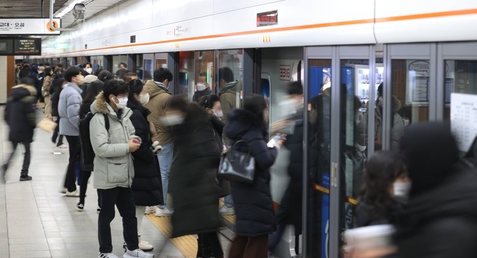 지난해 12월 서울 3호선 구파발역에서 승객들이 탑승하고 있다. [연합]