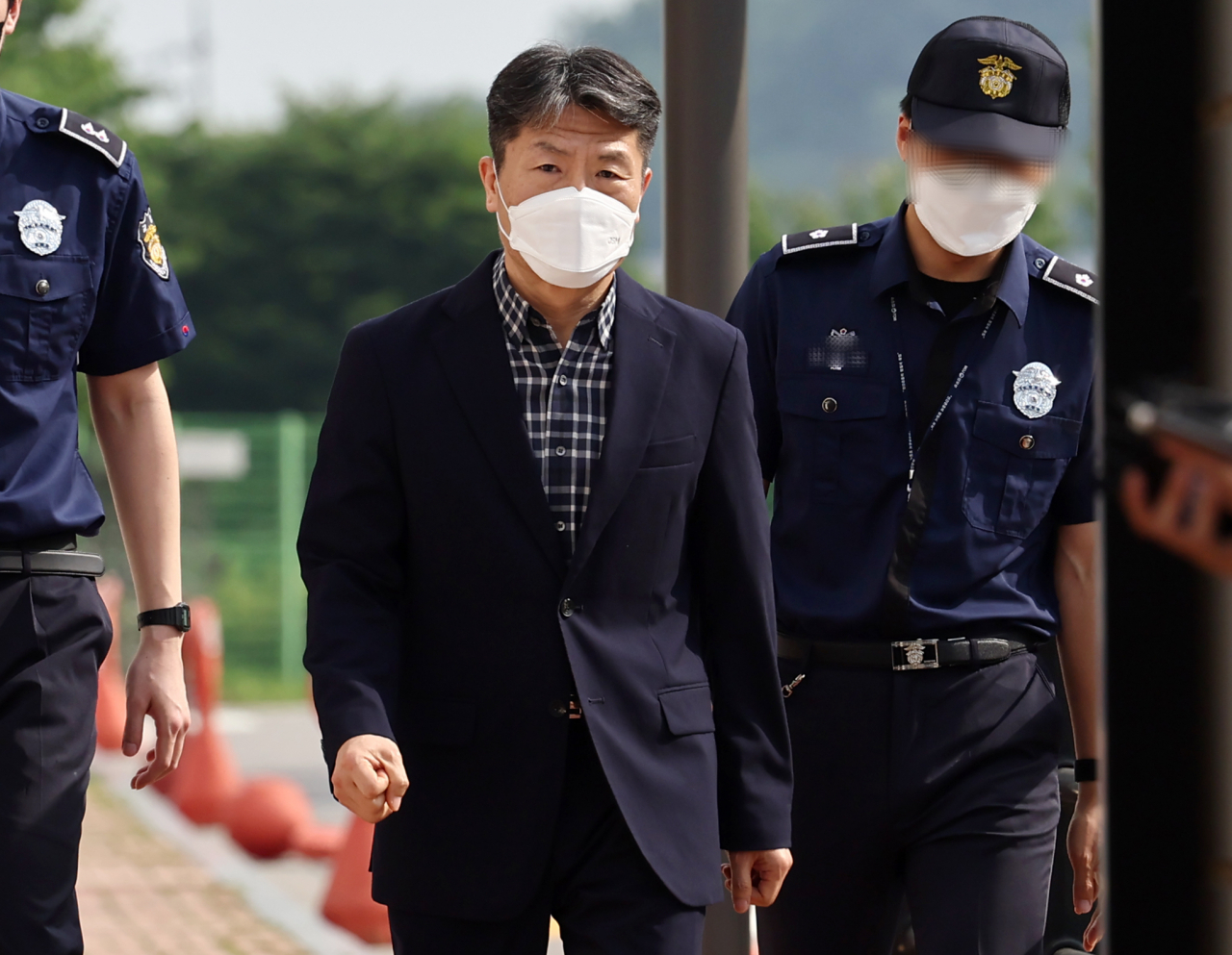 이태원 참사 당시 현장 경찰 대응을 지휘한 이임재 전 용산경찰서 서장이 6일 서울 구로구 서울남부구치소에서 보석 석방되고 있다. [연합]