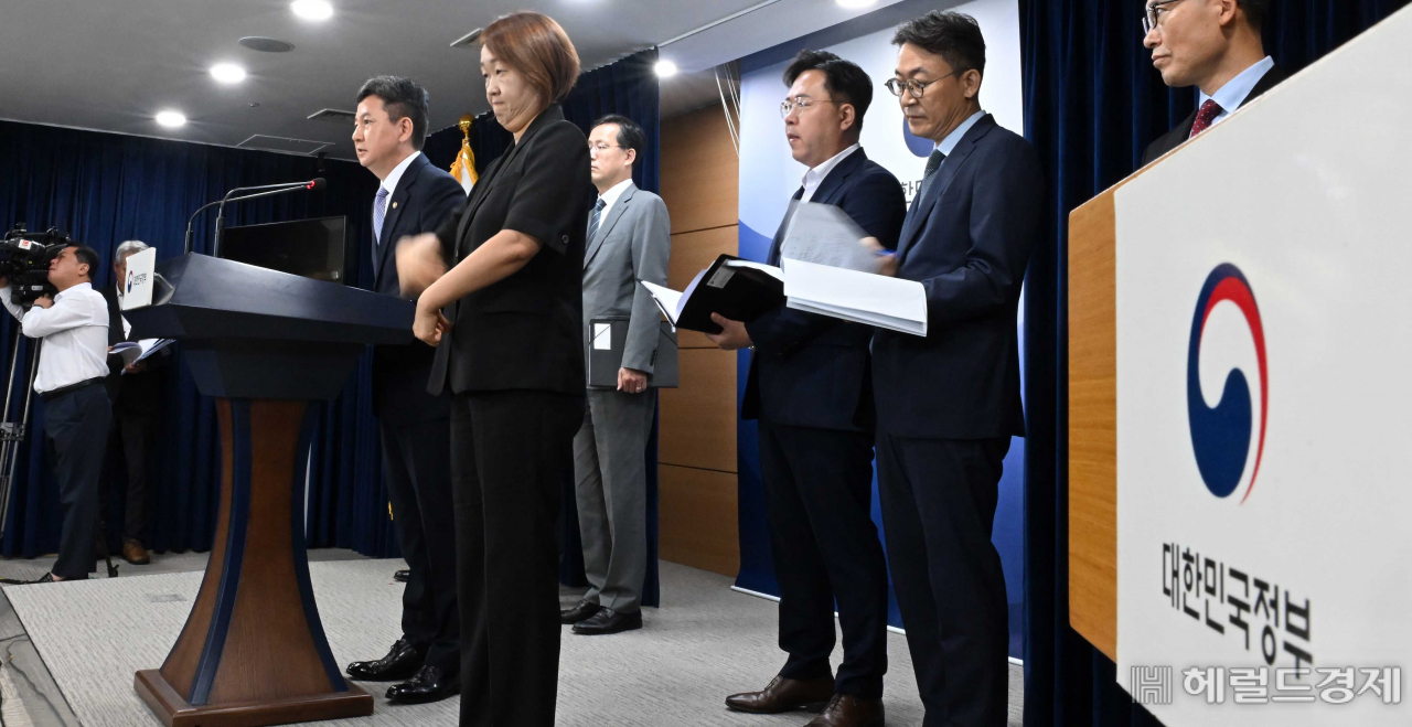 한창섭 행정안전부 차관이 6일 오전 정부서울청사에서 새마을금고 건전성에 대한 우려에 대한 브리핑을 하고 있다. 한 차관은