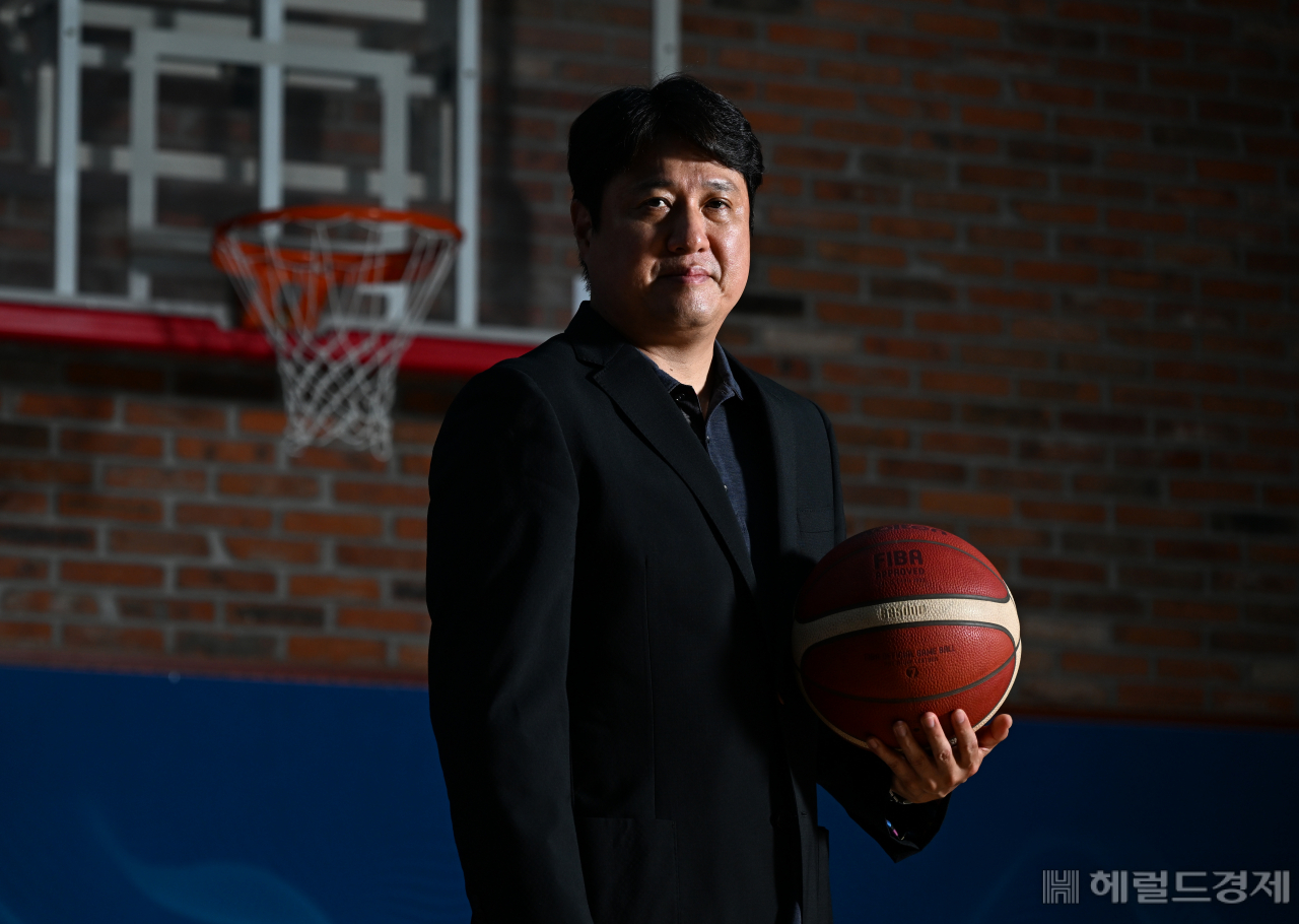 문경은 KBL 경기본부장이 29일 서울 강남구 KBL 사옥 지하 심판훈련코트에서 포즈를 취했다. 임세준 기자