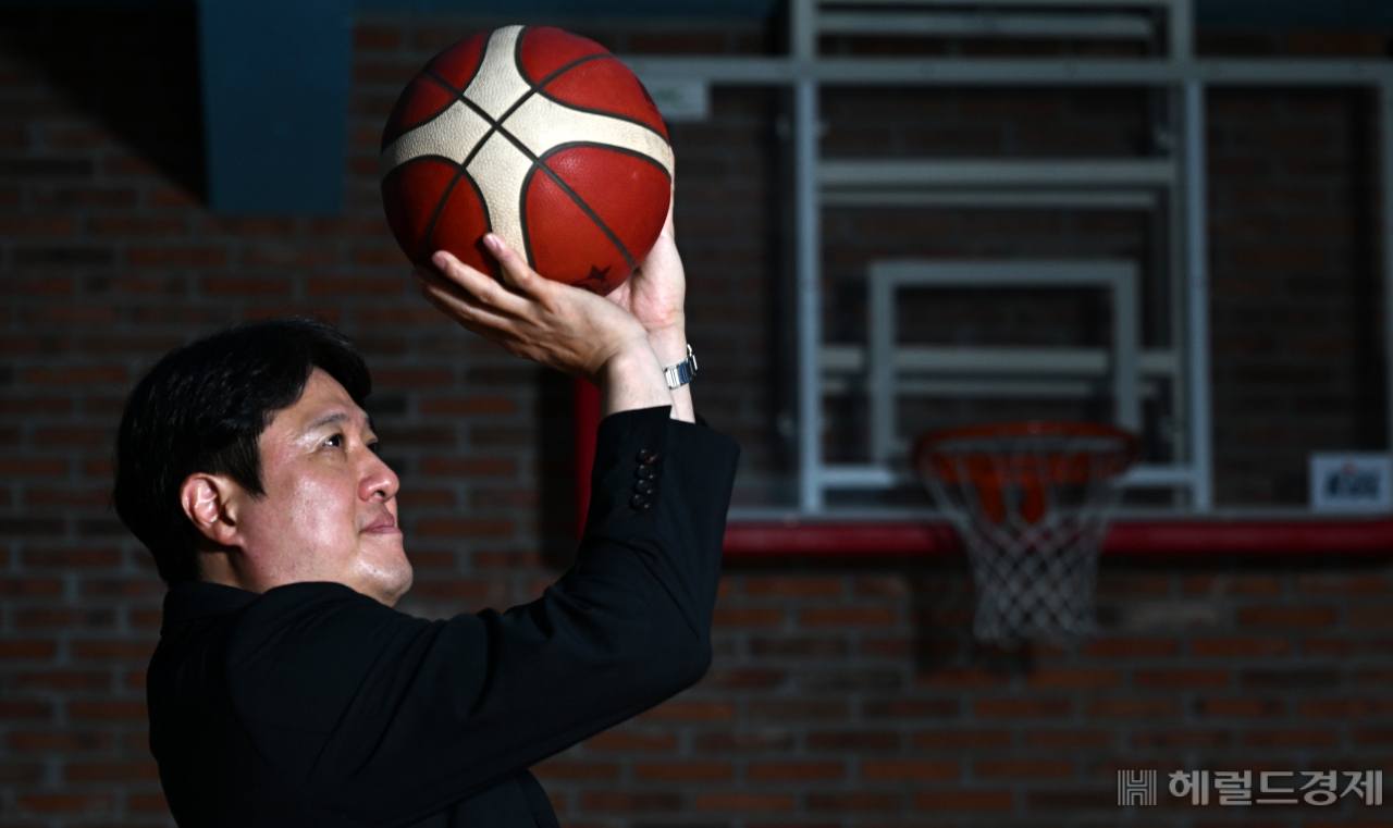 문경은 KBL 경기본부장이 29일 서울 강남구 KBL 사무실에서 헤럴드경제와 인터뷰를 하며 포즈를 취하고 있다. 임세준 기자