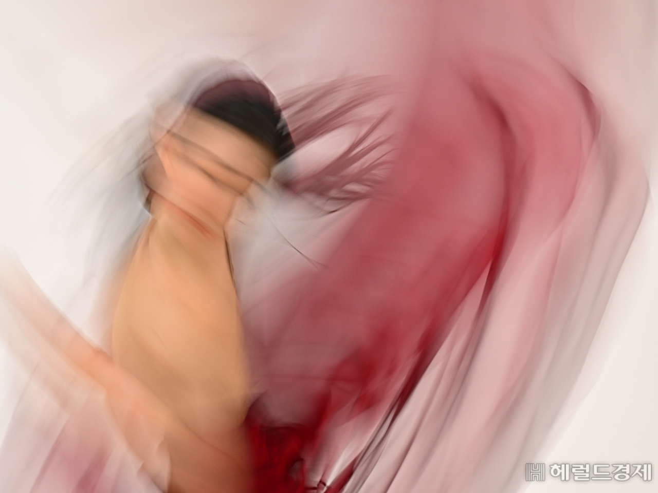 박씨는 "국립무용단은 한국 춤을 그대로 전승하는 것을 넘어 전통을 바탕으로 동시대적인 창작을 하는 단체예요. 우리 전통을 기반으로 어떻게 지금 이 시대를 살아가는 사람들에게 공감을 이끌어낼 수 있을지 끊임없이 고민하고 있어요" 라고 국립무용단으로써 자긍심을 드러냈다. 그녀의 꿈은 위로와 치유, 삶을 돌아볼 수 있는 무용 작품을 만들어 누군가에게 긍정적이고 선한 영향을 끼치는 것이다. 박해묵 기자