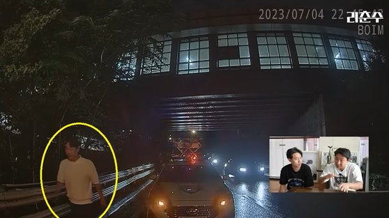 경찰에 음주 뺑소니범을 넘기고 현장을 떠나는 이천수 모습. [유튜브 캡처]
