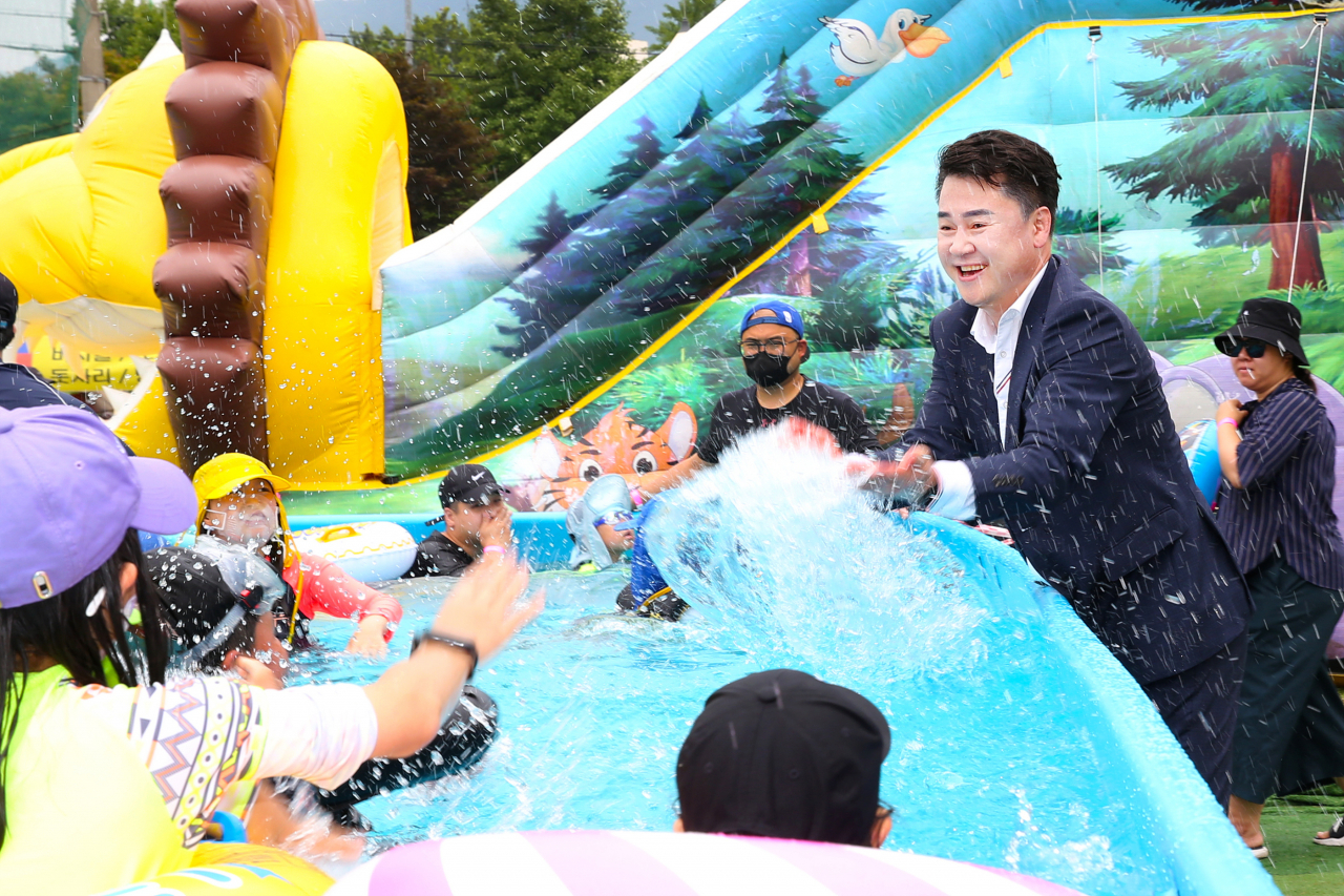 서울 도봉구는 성균관대 야구장 부지에서 ‘2023 도봉힐링 오아시스 물놀이장’을 14일부터 다음달 13일까지 무료 운영한다고 7일 밝혔다. 사진은 오언석 도봉구청장의 물놀이장 참관 장면. [도봉구 제공]