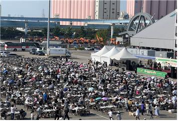 지난달 15일 인천시 중구 인천항 내항 8부두 상상플랫폼 앞마당에서 열린 1883 인천맥강파티. 외국인 관광객 3000명이 참석 대성황을 이루었다.